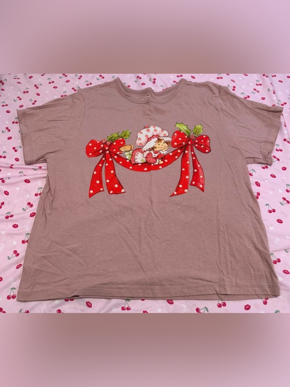 Mauve Strawberry Shortcake Christmas Holiday Graphic T-Shirt Size M
